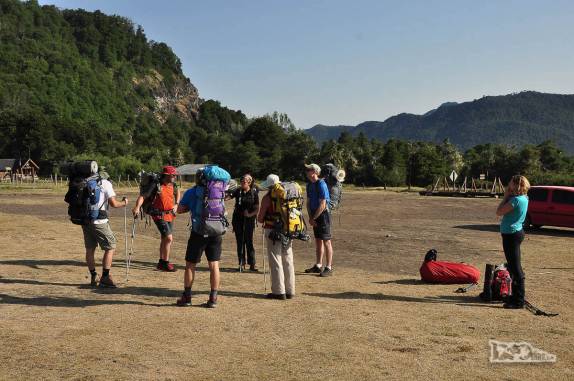 Preparativos e instruções para o início da caminhada até o vulcão Lanín, na região de Junín de Los Andes, na Argentina